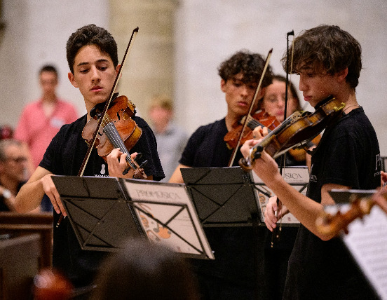 Durante la actuación en la Catedral de San Martin, vemos a Gianluca, Víctor y David, al fondo también se distingue a Lucía / Bratislava Music Agency