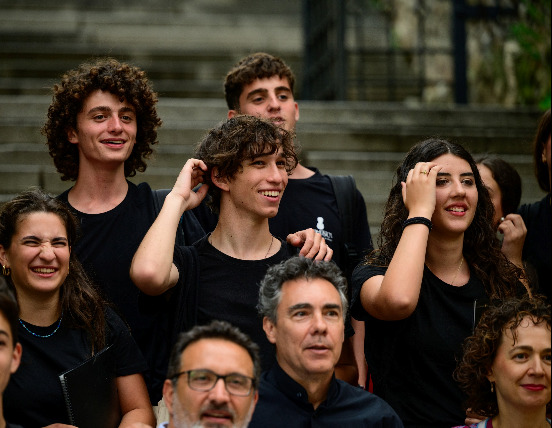 En la foto con la embajadora podemos ver a Pablo, Telmo, Manuela, David, Carmen, un poquito de Sara, un poquito de Noelia, Gianluca, Bruno, Javier y la propia embajadora, Lorea Arribalzaga / Bratislava Music Agency