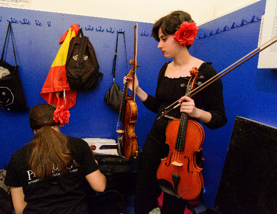 Irene y Sara, antes del concierto en la Iglesia Jesuita / Bratislava Music Agency