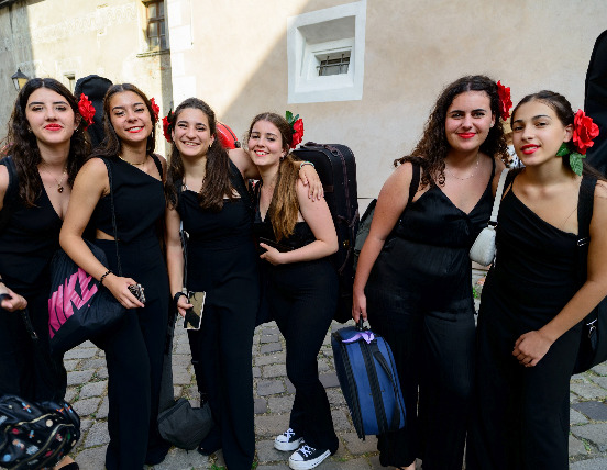 Antes de una de las actuaciones podemos ver a Carmen, Noelia, Manuela, María, Lucía y Rebecca, preparándose para entrar / Bratislava Music Agency