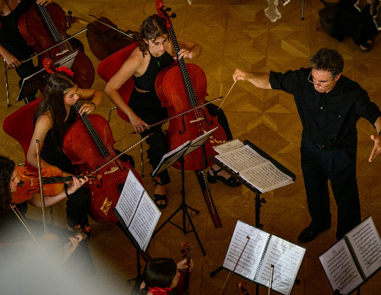 Un momento de nuestra actuación, con Javier Claudio dirigiendo la orquesta. Vemos también a Irene, Noelia y Lucía / Bratislava Music Agency